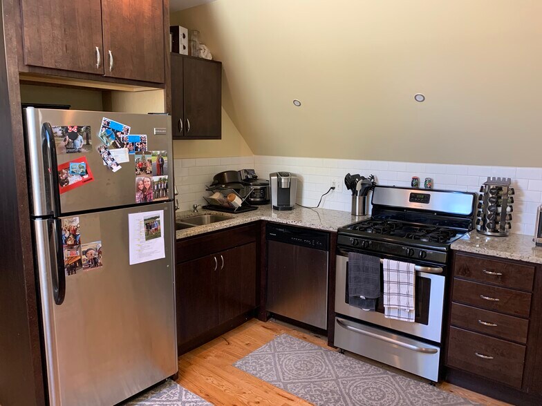 Kitchen - 1662 N Mozart St