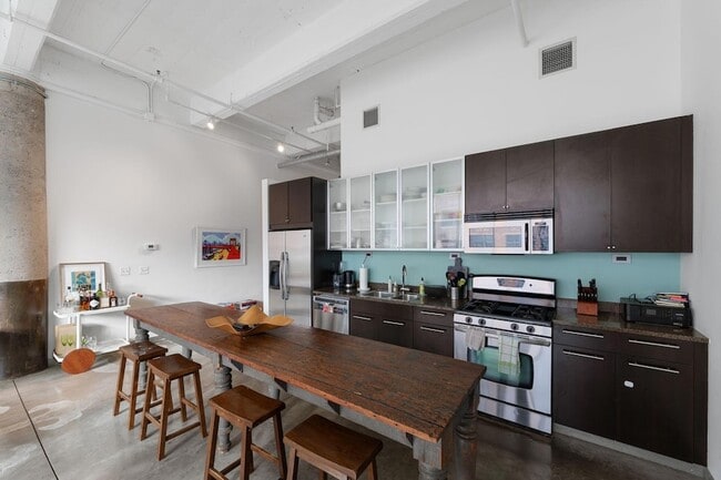 Building Photo - 700 N Washington Ave