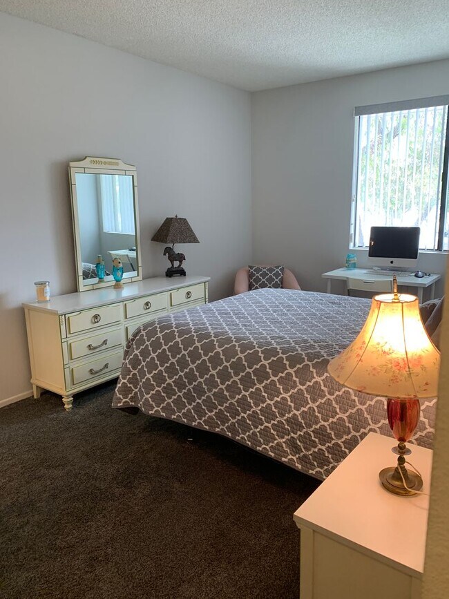 Building Photo - *FURNISHED* 3 Bedroom + 2 Bathroom Condo, ...