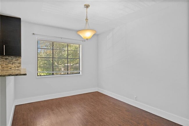 Building Photo - 1370 Chalmette Dr NE