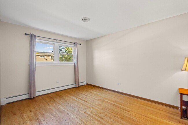 Building Photo - 963 Garden Ln