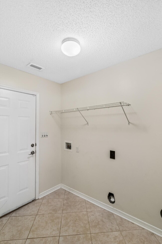 Building Photo - 8778 Faye Ct