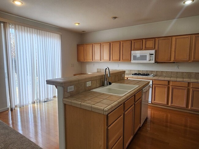 Building Photo - Large home on a golf course