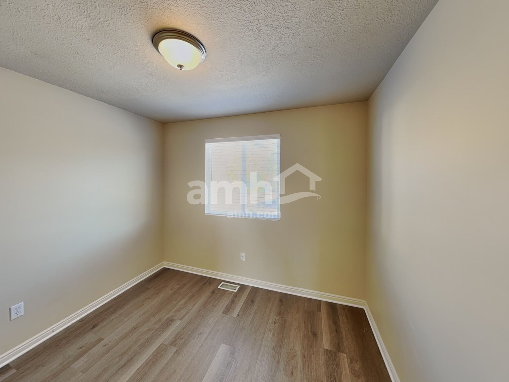 Building Photo - 1169 N Orchard Ave