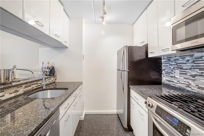 Building Photo - 4 Martine Ave