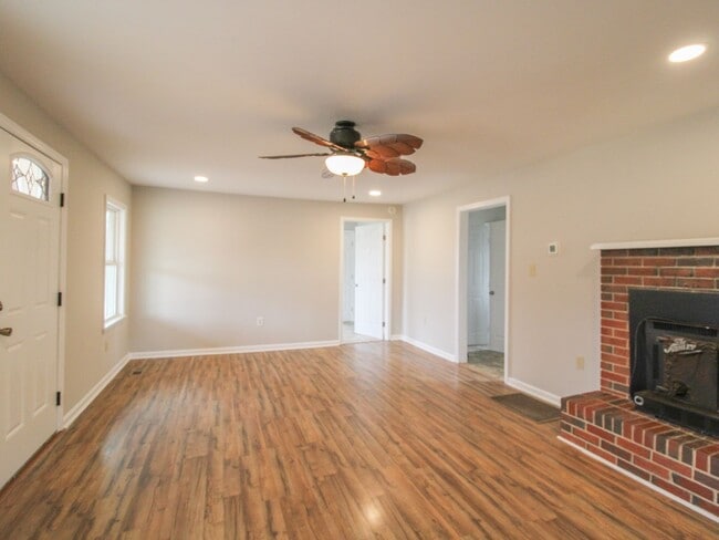 Building Photo - Rental with Country Setting!