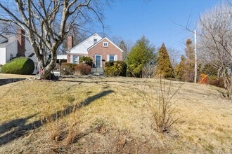 Building Photo - 10 Taft Ln