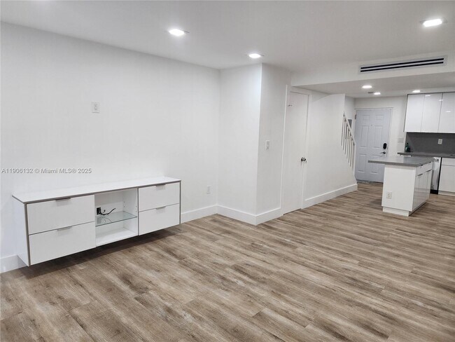 Building Photo - 2750 W 76th St