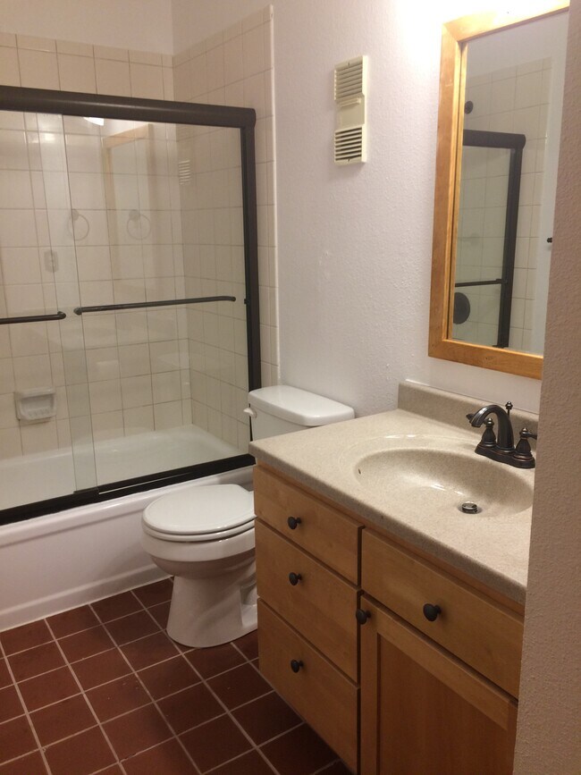 Hall Bathroon - 3148 29th St