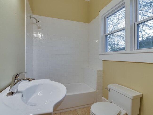 Building Photo - 3BR/1B Home in GREAT Midtown Location!!