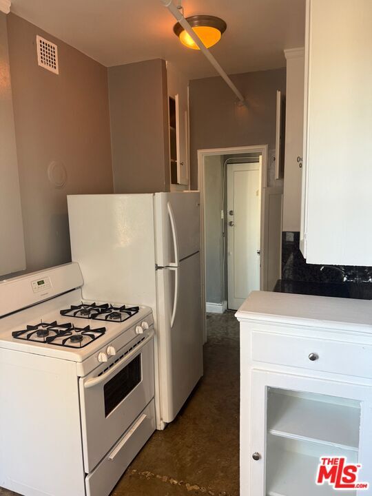 Building Photo - 5217 Hollywood Blvd