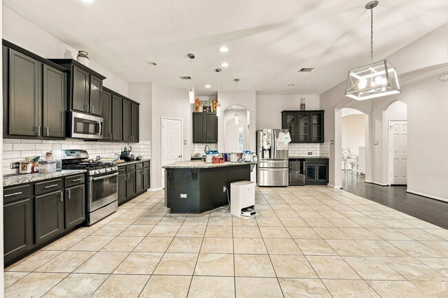 Building Photo - 17915 Creek Bluff Ln