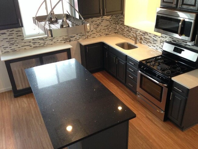 Building Photo - Modern Rental - South Side Flats