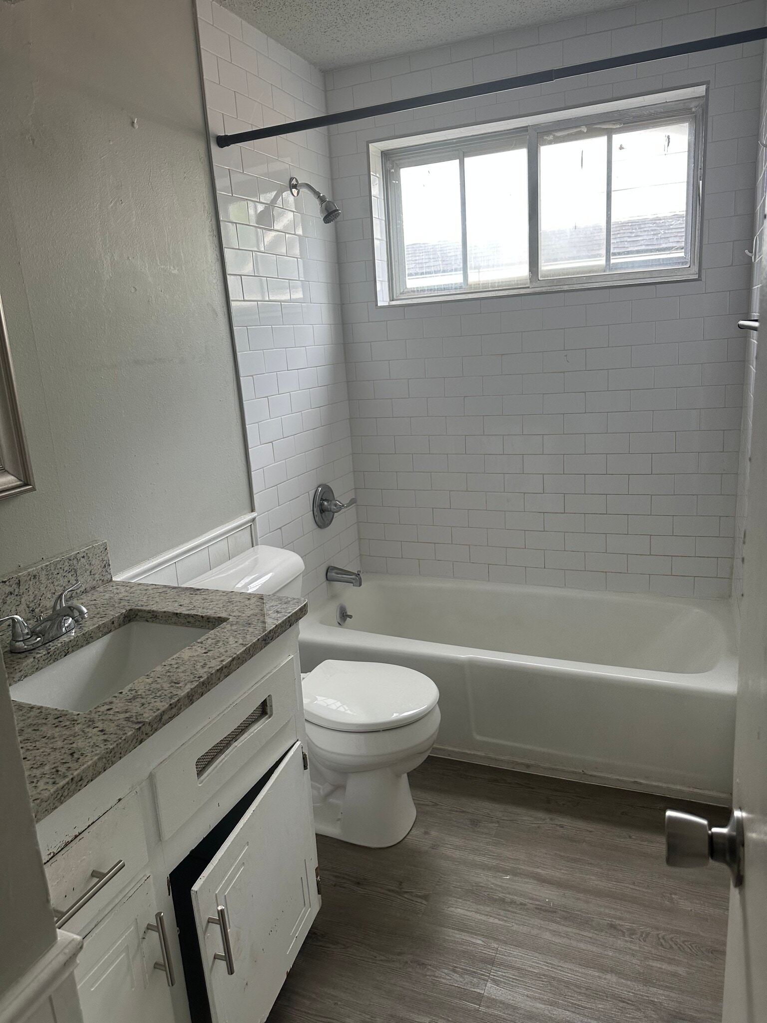 Full guest Bathroom in the hallway - 4008 SE 46th St
