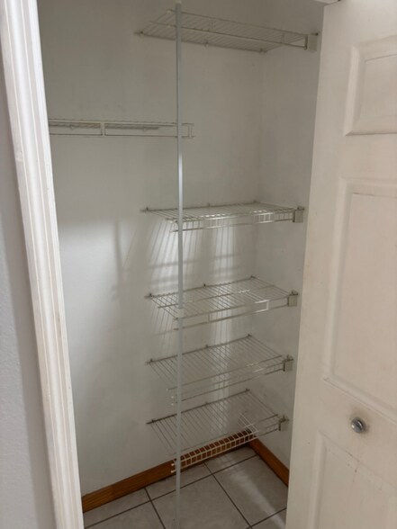 Building Photo - 1325 Drew St