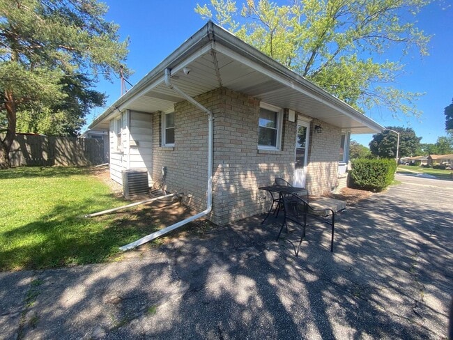 Building Photo - 3 Bedroom 2 Bath Single Family Home!  Gara...