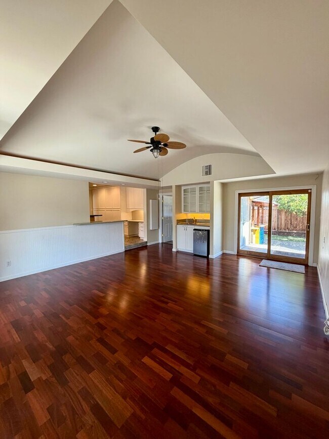 Building Photo - 886 N Redwood Ave