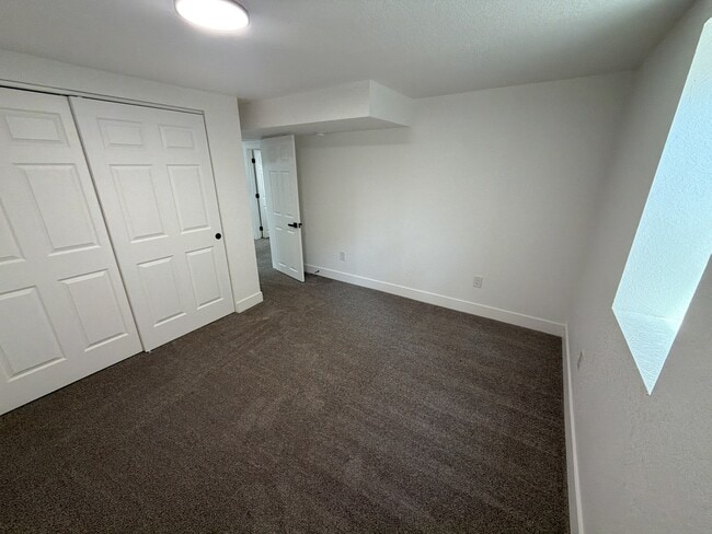 Building Photo - 250 N 11th Ct