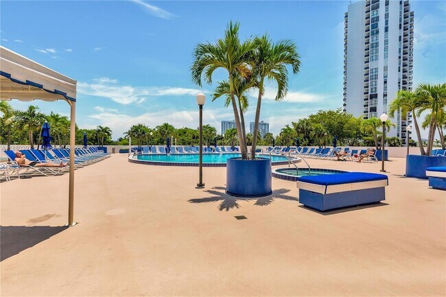 Building Photo - 3701 N Country Club Dr