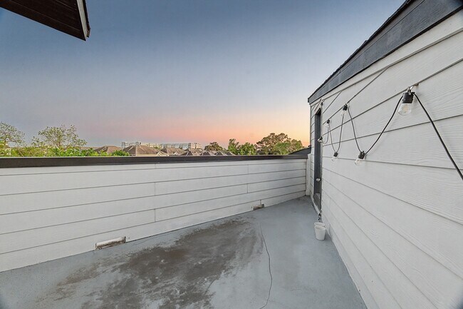 Building Photo - 1226 W 26th St