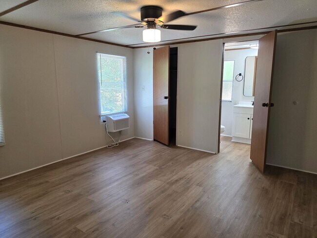 Building Photo - 2 bed 2 Bath Home River Front