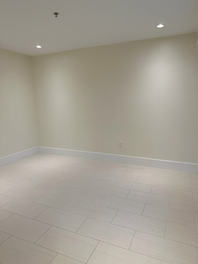 Building Photo - 4 Montague St