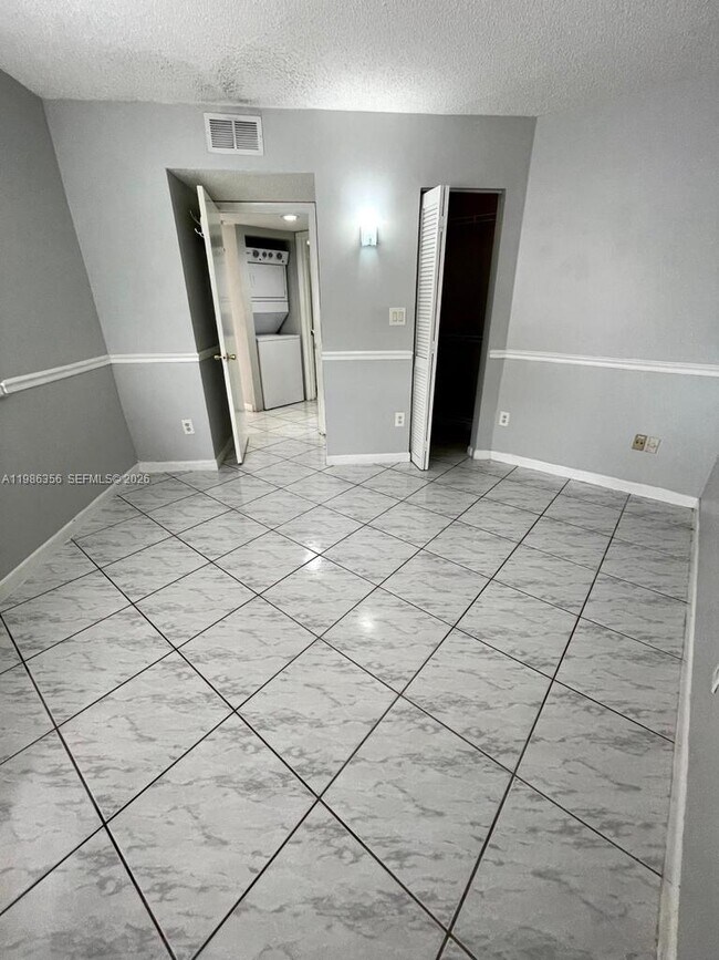 Building Photo - 9708 SW 138th Ave