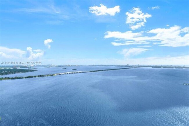 Building Photo - 700 NE 24th St