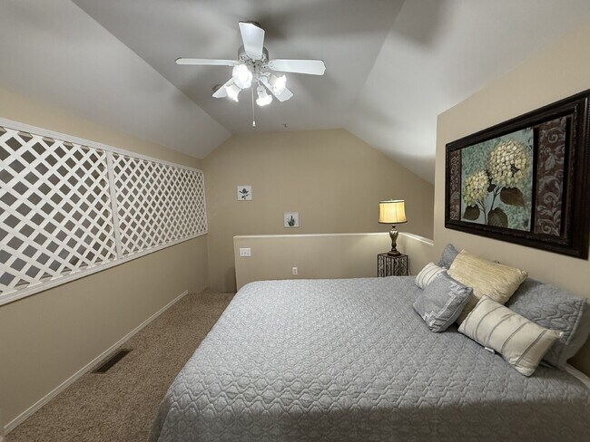 Building Photo - Penthouse Fully Furnished - Lakeview 2 Bed...