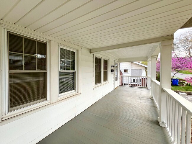 Building Photo - Charming West Asheville Home!