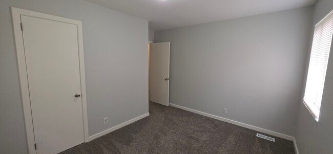 Building Photo - Large Family Home - Move In Ready!