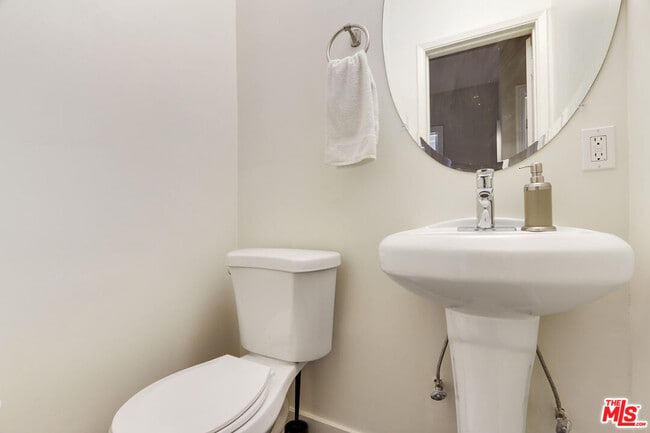 Building Photo - 838 N Sycamore Ave