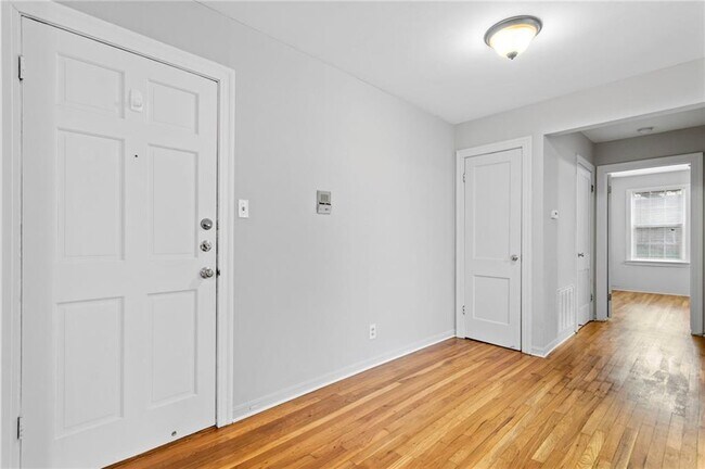 Building Photo - 914 E 32nd St