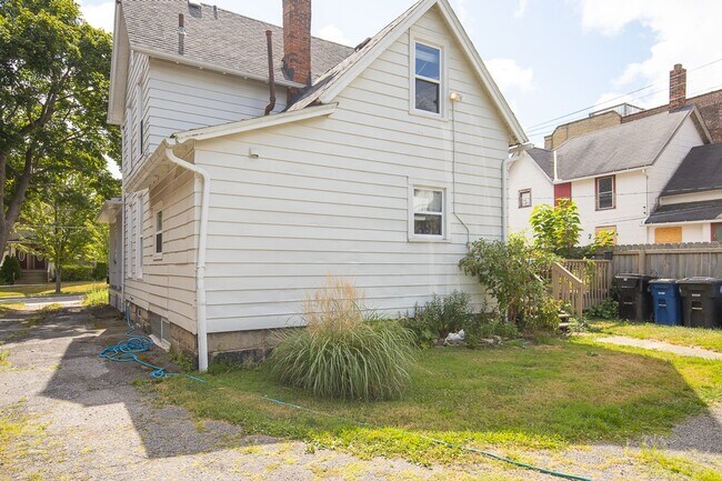 Building Photo - 1432 W 110th St