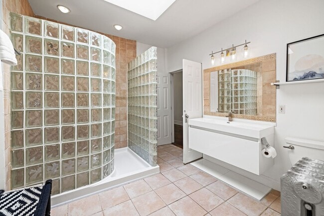Building Photo - Gorgeous, Spacious 4BR with Updated Kitche...
