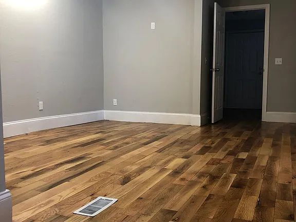 Building Photo - Sleek Highland Park Unit – Great Location,...