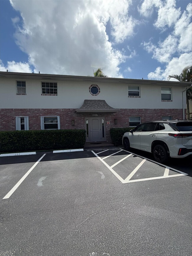 Building Photo - 2017 S Seacrest Blvd