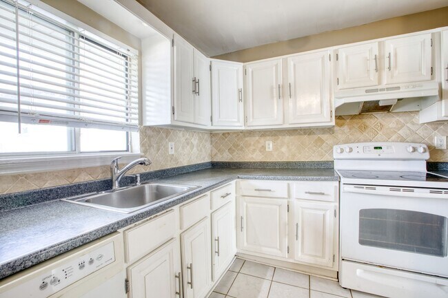 Building Photo - Lovely 2 bed 1.5 bat Condo is quiet Stamford Neighborhood