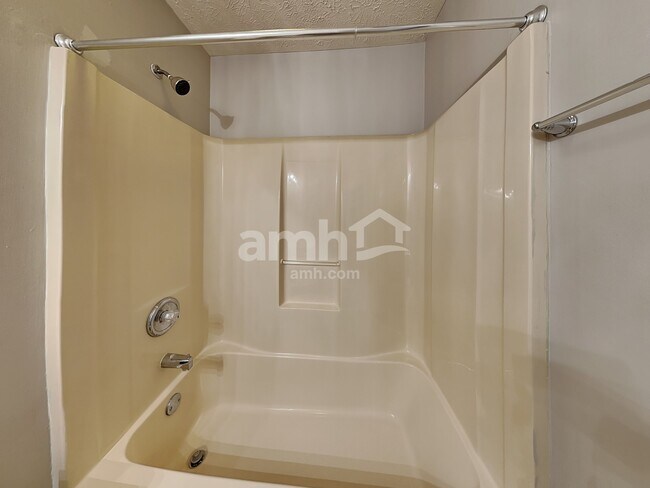 Building Photo - 489 E Quail Ridge Dr