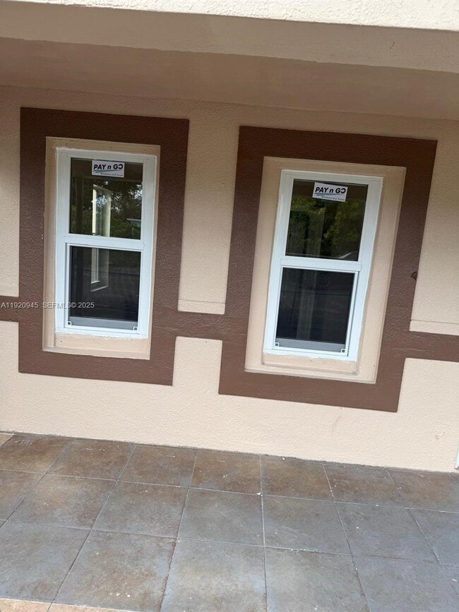 Building Photo - 631 NW 17th Ave