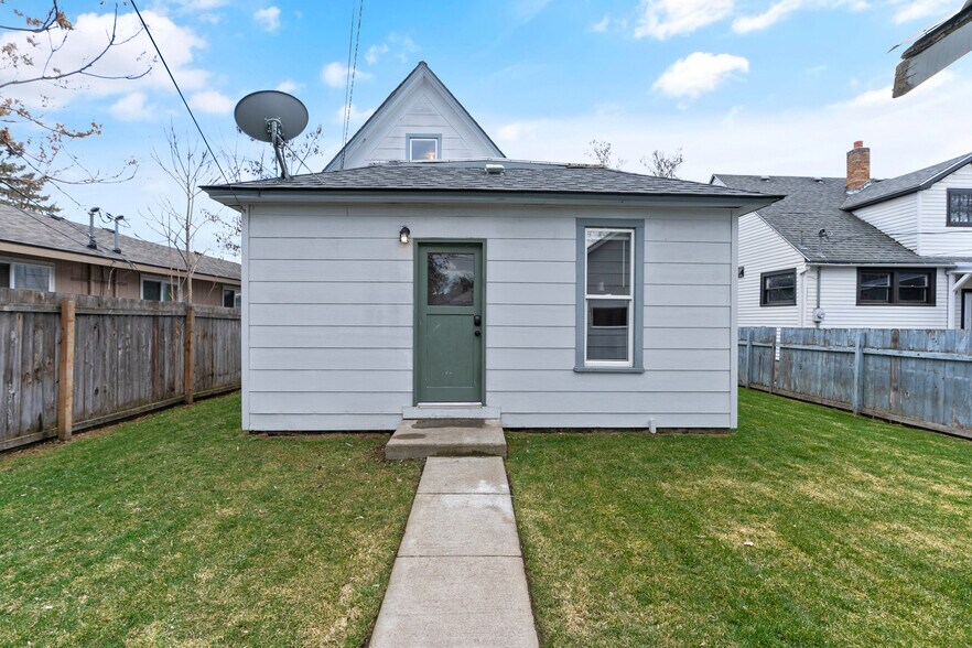 Building Photo - 2124 W College Ave