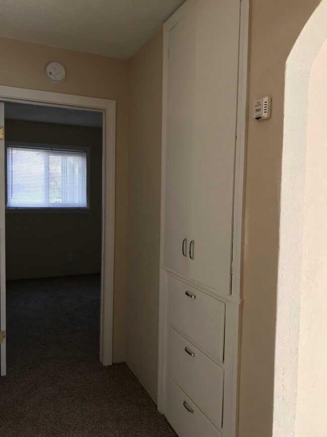 Building Photo - Well maintained home, recent upgrades, cut...