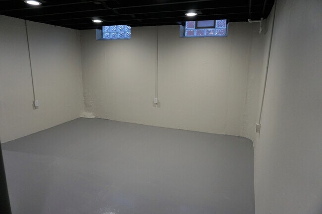 Building Photo - 340 Parkview Dr