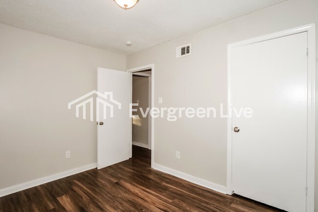 Building Photo - 3325 Cedar Springs Dr