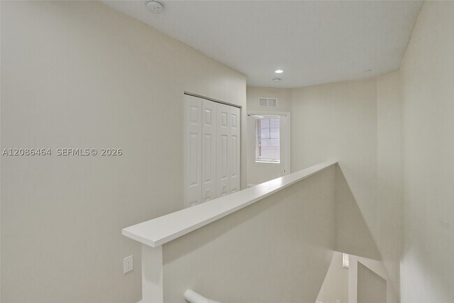 Building Photo - 1033 NE 17th Way
