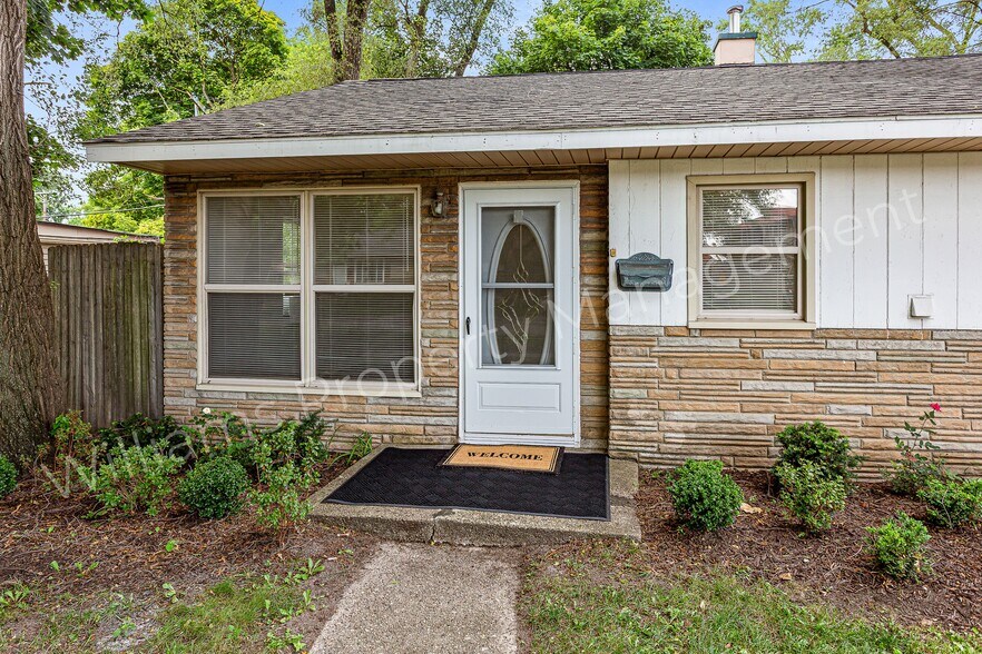 Building Photo - 22921 Rosewood St