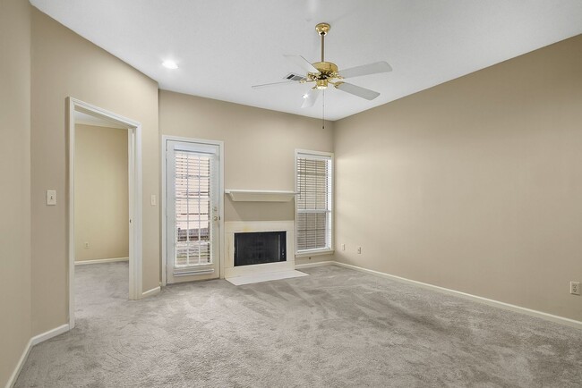 Building Photo - 2 Bed 2 Bath