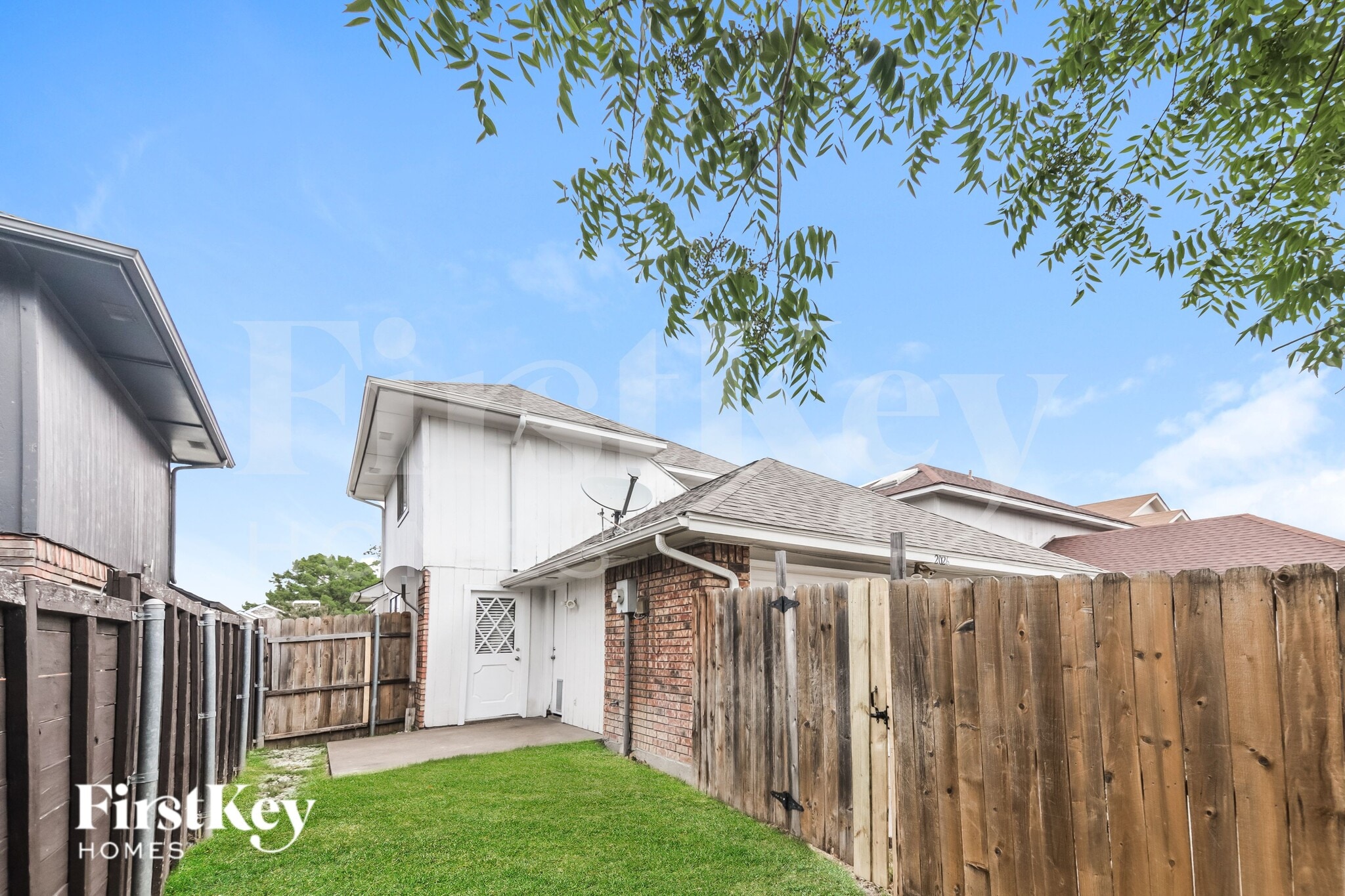 Building Photo - 2026 Greenview Dr