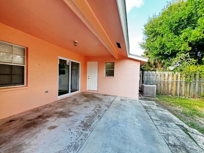 Building Photo - 3919 Wilshire St