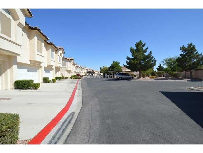 Building Photo - 2 Bed/ 2 Bath upstairs Condo in Guard Gate...